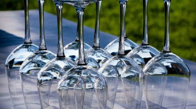 Imballare i bicchieri per il trasloco